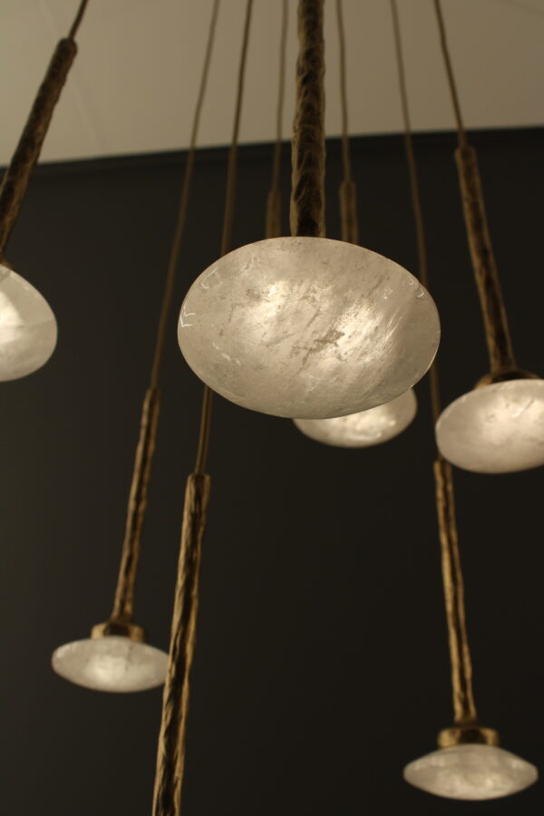 Zoom in Aurah Rock pendant lights in gold and white tones, with a textured structure and translucent quartz diffusers, ideal for decorative and ambient lighting.
